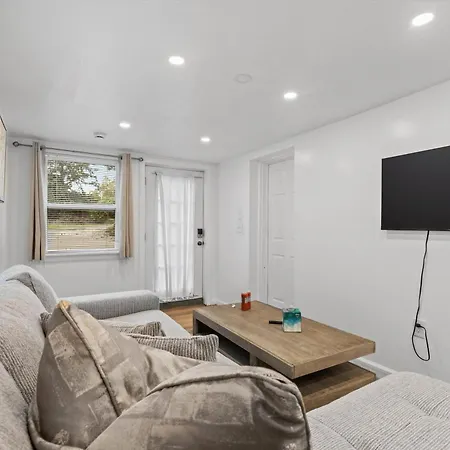 Cozy 1-Bedroom Garden Apartment